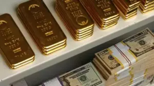 Emas Tertekan Akibat Gelombang Kebijakan Moneter Global