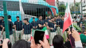 Timnas Iran Pulang Usai Tersingkir, Suporter dan Pelatih Sambut Dengan Emosi